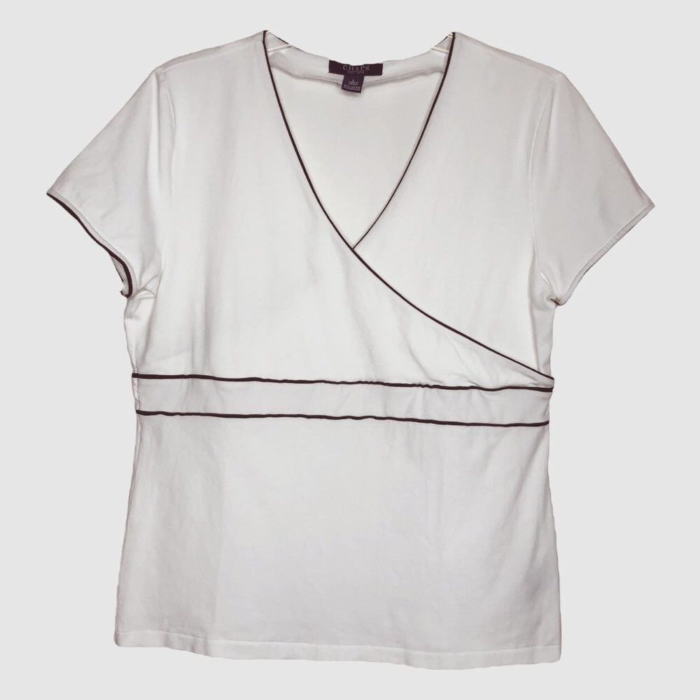 CHAPS Cotton White Crossover V-Neck Short Sleeve Top w Black Piping - Size Large
